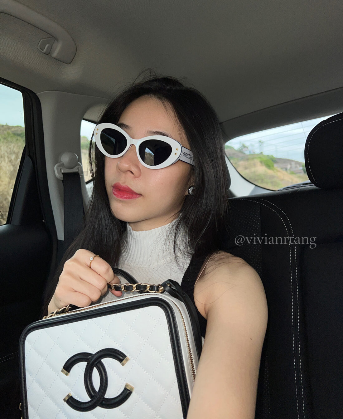 What's in my Chanel Filigree Vanity Case bag? - VIVIAN R TANG